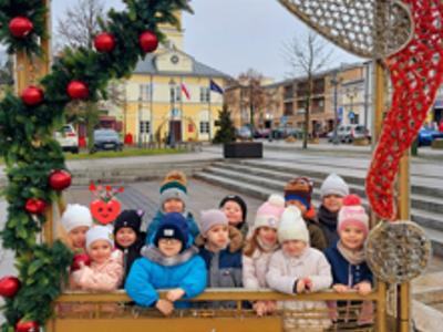 Przedszkolaki podczas spaceru