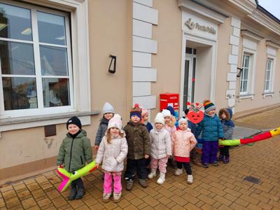 Przedszkolaki przy budynku poczty