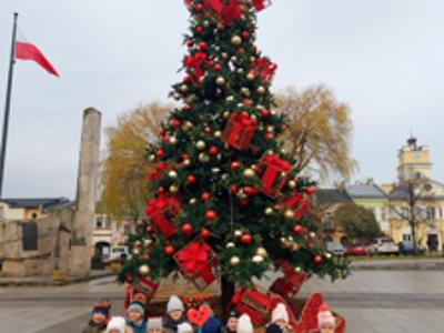 Przedszkolaki podczas spaceru