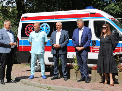 Szpital ma nowy ambulans - Karetka2 - Dyrekcja Szpitala oraz Starostwo