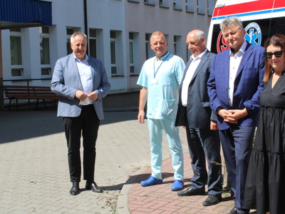 Szpital ma nowy ambulans - Dyrekcja i Pracownicy Szpitala oraz Pracownicy Starostwa