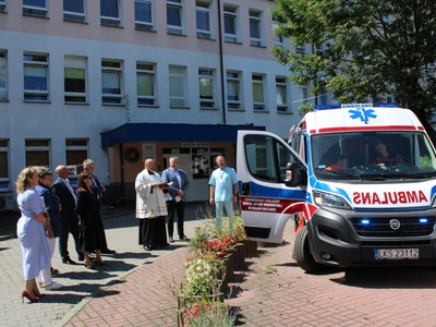 Szpital ma nowy ambulans - Karetka3 - Dyrekcja Szpitala oraz Starostwo
