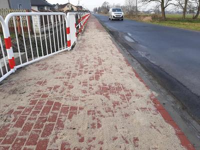 Budowa chodnika (fot: Zespół ds. Promocji/Starostwo Powiatowe w Bełchatowie)