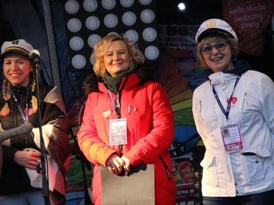 na zdjęciu ludzie , prowadzący , wolontariusze , zespoły na dwudziestym ósmym  finale wośp w białej piskiej 