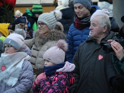 na zdjęciu ludzie , prowadzący , wolontariusze , zespoły na dwudziestym ósmym  finale wośp w białej piskiej 