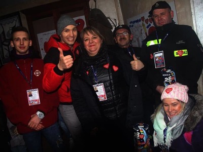 na zdjęciu ludzie , prowadzący , wolontariusze , zespoły na dwudziestym ósmym  finale wośp w białej piskiej 