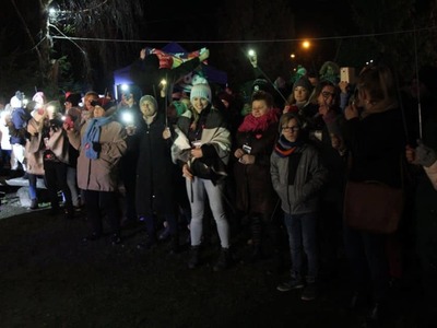 na zdjęciu ludzie , prowadzący , wolontariusze , zespoły na dwudziestym ósmym  finale wośp w białej piskiej 