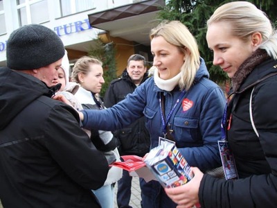 na zdjęciu ludzie , prowadzący , wolontariusze , zespoły na dwudziestym ósmym  finale wośp w białej piskiej 