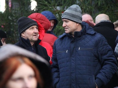 na zdjęciu ludzie , prowadzący , wolontariusze , zespoły na dwudziestym ósmym  finale wośp w białej piskiej 