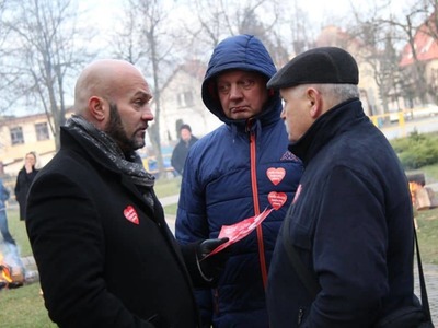 na zdjęciu ludzie , prowadzący , wolontariusze , zespoły na dwudziestym ósmym  finale wośp w białej piskiej 
