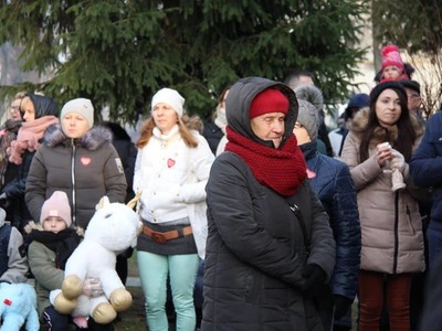 na zdjęciu ludzie , prowadzący , wolontariusze , zespoły na dwudziestym ósmym  finale wośp w białej piskiej 