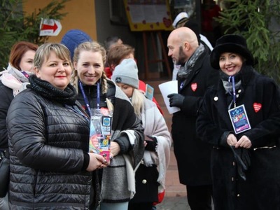 na zdjęciu ludzie , prowadzący , wolontariusze , zespoły na dwudziestym ósmym  finale wośp w białej piskiej 