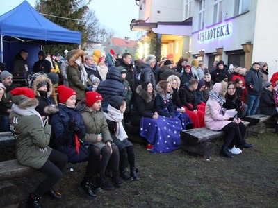 na zdjęciu ludzie , prowadzący , wolontariusze , zespoły na dwudziestym ósmym  finale wośp w białej piskiej 