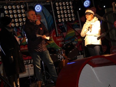 na zdjęciu ludzie , prowadzący , wolontariusze , zespoły na dwudziestym ósmym  finale wośp w białej piskiej 