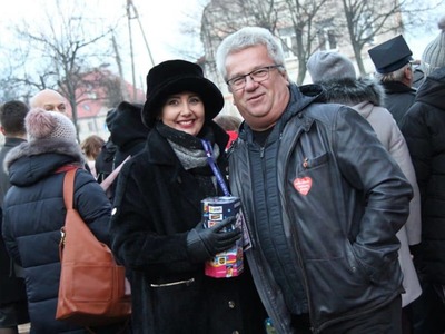 na zdjęciu ludzie , prowadzący , wolontariusze , zespoły na dwudziestym ósmym  finale wośp w białej piskiej 