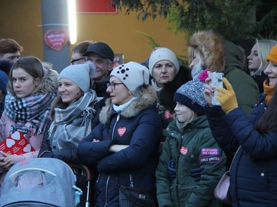 na zdjęciu ludzie , prowadzący , wolontariusze , zespoły na dwudziestym ósmym  finale wośp w białej piskiej 