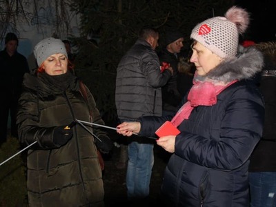 na zdjęciu ludzie , prowadzący , wolontariusze , zespoły na dwudziestym ósmym  finale wośp w białej piskiej 