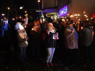 na zdjęciu ludzie , prowadzący , wolontariusze , zespoły na dwudziestym ósmym  finale wośp w białej piskiej 