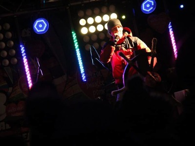 na zdjęciu ludzie , prowadzący , wolontariusze , zespoły na dwudziestym ósmym  finale wośp w białej piskiej 