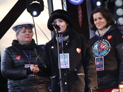 na zdjęciu ludzie , prowadzący , wolontariusze , zespoły na dwudziestym ósmym  finale wośp w białej piskiej 