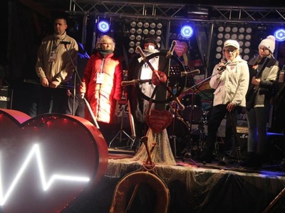 na zdjęciu ludzie , prowadzący , wolontariusze , zespoły na dwudziestym ósmym  finale wośp w białej piskiej 