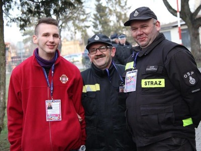 na zdjęciu ludzie , prowadzący , wolontariusze , zespoły na dwudziestym ósmym  finale wośp w białej piskiej 