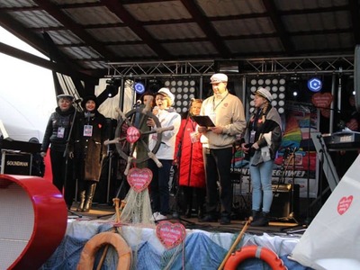 na zdjęciu ludzie , prowadzący , wolontariusze , zespoły na dwudziestym ósmym  finale wośp w białej piskiej 
