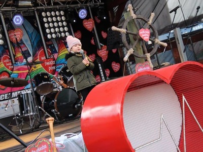 na zdjęciu ludzie , prowadzący , wolontariusze , zespoły na dwudziestym ósmym  finale wośp w białej piskiej 