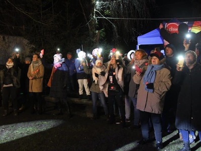 na zdjęciu ludzie , prowadzący , wolontariusze , zespoły na dwudziestym ósmym  finale wośp w białej piskiej 