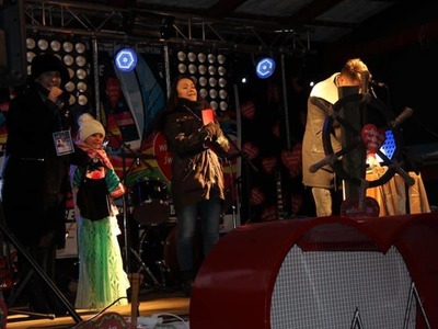 na zdjęciu ludzie , prowadzący , wolontariusze , zespoły na dwudziestym ósmym  finale wośp w białej piskiej 