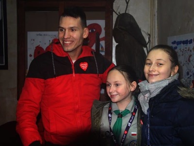 na zdjęciu ludzie , prowadzący , wolontariusze , zespoły na dwudziestym ósmym  finale wośp w białej piskiej 