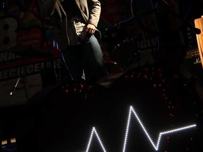 na zdjęciu ludzie , prowadzący , wolontariusze , zespoły na dwudziestym ósmym  finale wośp w białej piskiej 