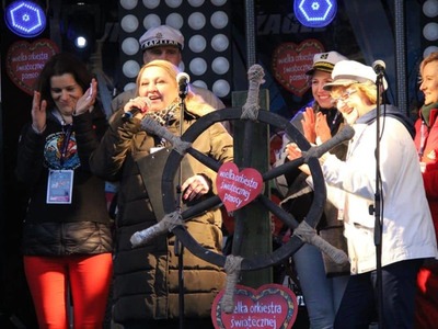 na zdjęciu ludzie , prowadzący , wolontariusze , zespoły na dwudziestym ósmym  finale wośp w białej piskiej 
