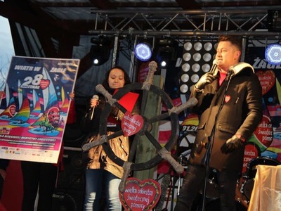 na zdjęciu ludzie , prowadzący , wolontariusze , zespoły na dwudziestym ósmym  finale wośp w białej piskiej 