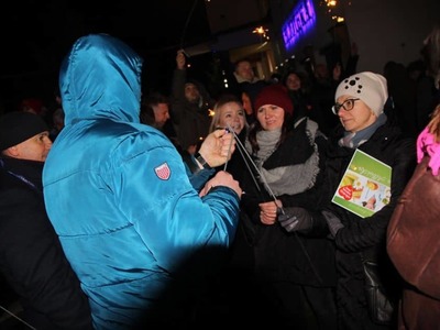 na zdjęciu ludzie , prowadzący , wolontariusze , zespoły na dwudziestym ósmym  finale wośp w białej piskiej 