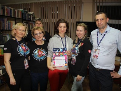 na zdjęciu ludzie , prowadzący , wolontariusze , zespoły na dwudziestym ósmym  finale wośp w białej piskiej 