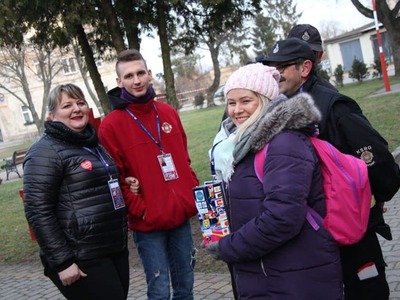na zdjęciu ludzie , prowadzący , wolontariusze , zespoły na dwudziestym ósmym  finale wośp w białej piskiej 