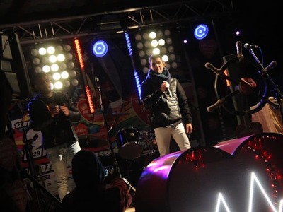 na zdjęciu ludzie , prowadzący , wolontariusze , zespoły na dwudziestym ósmym  finale wośp w białej piskiej 