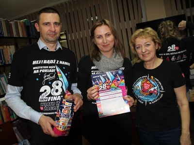 na zdjęciu ludzie , prowadzący , wolontariusze , zespoły na dwudziestym ósmym  finale wośp w białej piskiej 