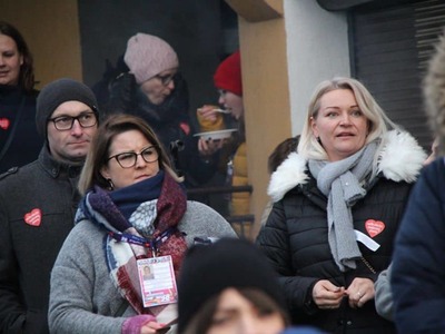 na zdjęciu ludzie , prowadzący , wolontariusze , zespoły na dwudziestym ósmym  finale wośp w białej piskiej 