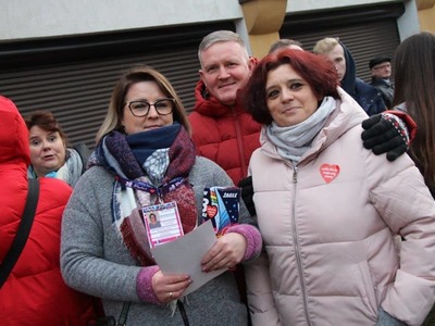 na zdjęciu ludzie , prowadzący , wolontariusze , zespoły na dwudziestym ósmym  finale wośp w białej piskiej 