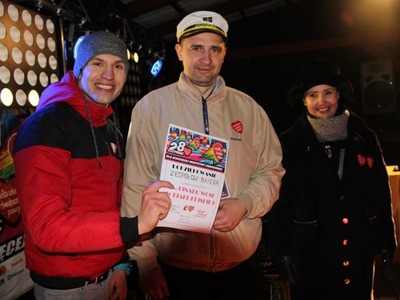 na zdjęciu ludzie , prowadzący , wolontariusze , zespoły na dwudziestym ósmym  finale wośp w białej piskiej 