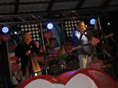 na zdjęciu ludzie , prowadzący , wolontariusze , zespoły na dwudziestym ósmym  finale wośp w białej piskiej 