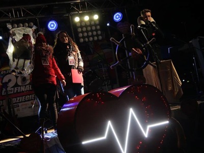 na zdjęciu ludzie , prowadzący , wolontariusze , zespoły na dwudziestym ósmym  finale wośp w białej piskiej 