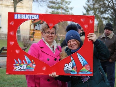 na zdjęciu ludzie , prowadzący , wolontariusze , zespoły na dwudziestym ósmym  finale wośp w białej piskiej 
