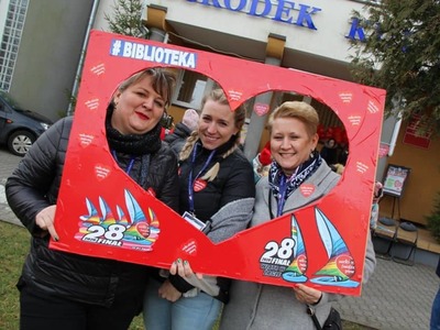 na zdjęciu ludzie , prowadzący , wolontariusze , zespoły na dwudziestym ósmym  finale wośp w białej piskiej 