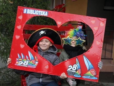 na zdjęciu ludzie , prowadzący , wolontariusze , zespoły na dwudziestym ósmym  finale wośp w białej piskiej 