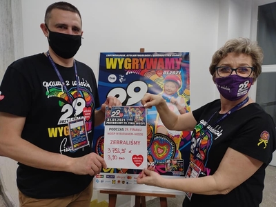 na zdjęciu wolontariusze zbierający pieniążki na rzecz wośp