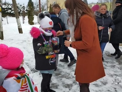 na zdjęciu wolontariusze zbierający pieniążki na rzecz wośp
