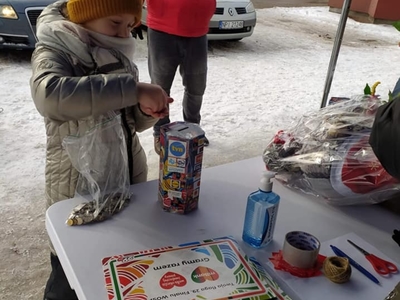 na zdjęciu wolontariusze zbierający pieniążki na rzecz wośp